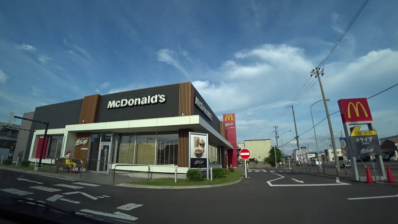 マクドナルド弘前店ドライブスルー 平面駐車場(入庫⇒出庫)マック駐車場。青森県弘前市。